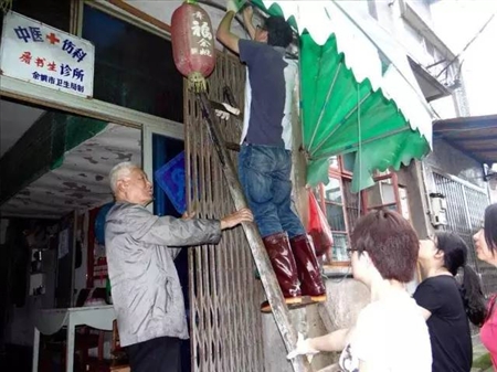 東莞推拉伸縮雨棚，臺風(fēng)暴雨高溫天氣該注意啥？